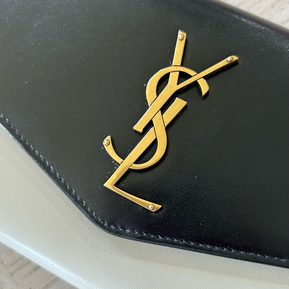 Saint Laurent YSL Uptown Wallet on Chain - Crema / Nero - Gold Hardware - Picture 6 of 12